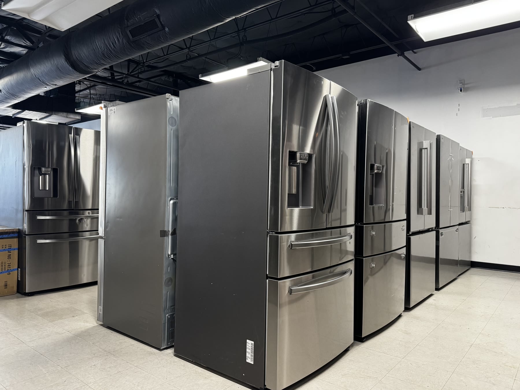 Fila de refrigeradores Samsung y LG en el showroom de L&M Appliances